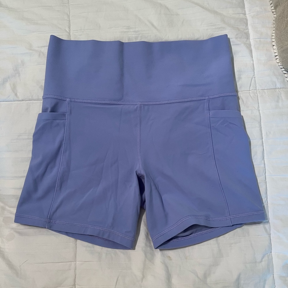 Athleta salutation stash short 5in length. Size M
